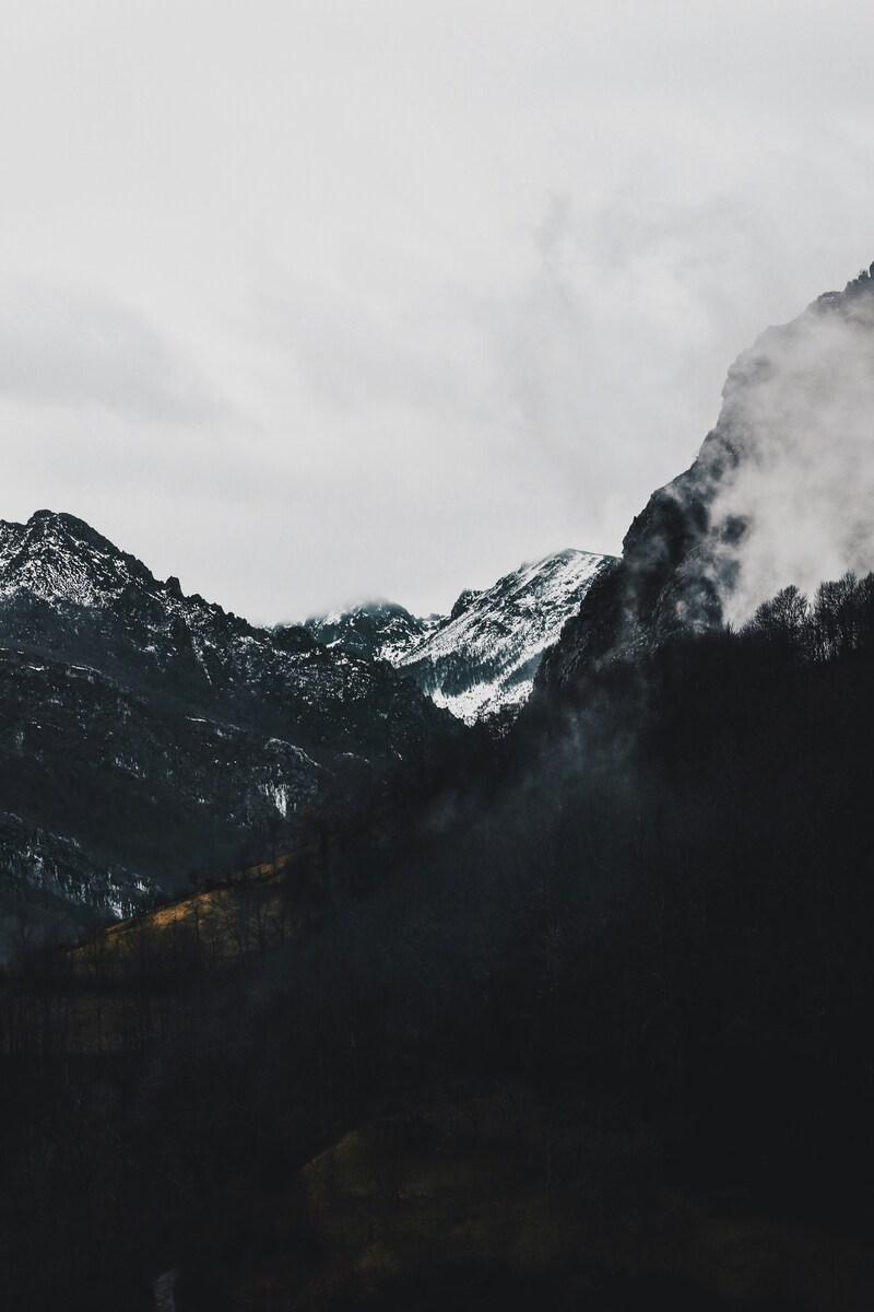 Photo de <a href="https://unsplash.com/fr/@powwpic?utm_content=creditCopyText&utm_medium=referral&utm_source=unsplash">Inés Álvarez Fdez</a> sur <a href="https://unsplash.com/fr/photos/montagnes-enneigees-ZUJsXLZmeSI?utm_content=creditCopyText&utm_medium=referral&utm_source=unsplash">Unsplash</a>
      